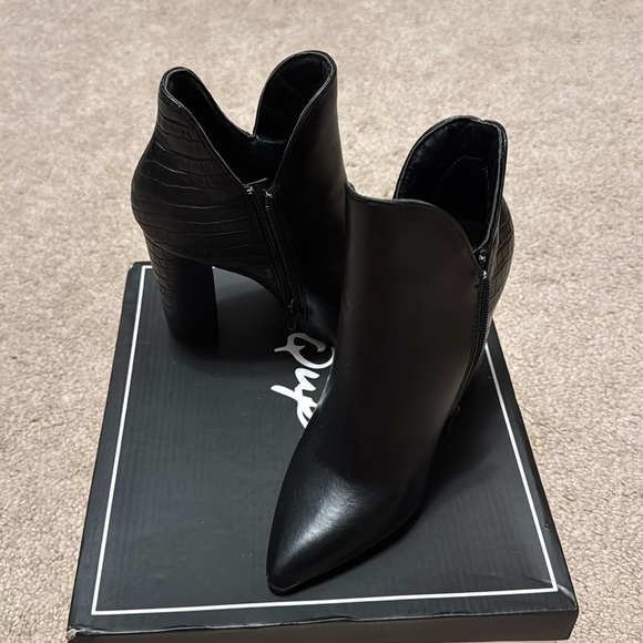 Black booties - Picture 1 of 5